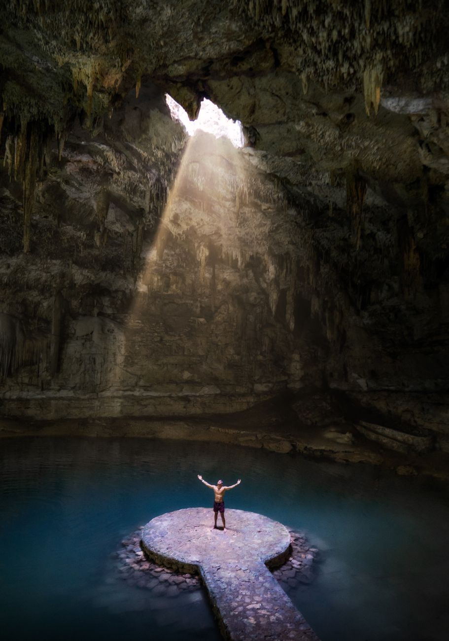 Cenote cristalino rodeado de vegetación
