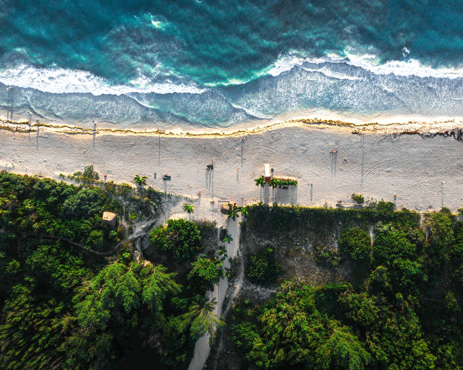 Playa y mar turquesa en la Riviera Maya
