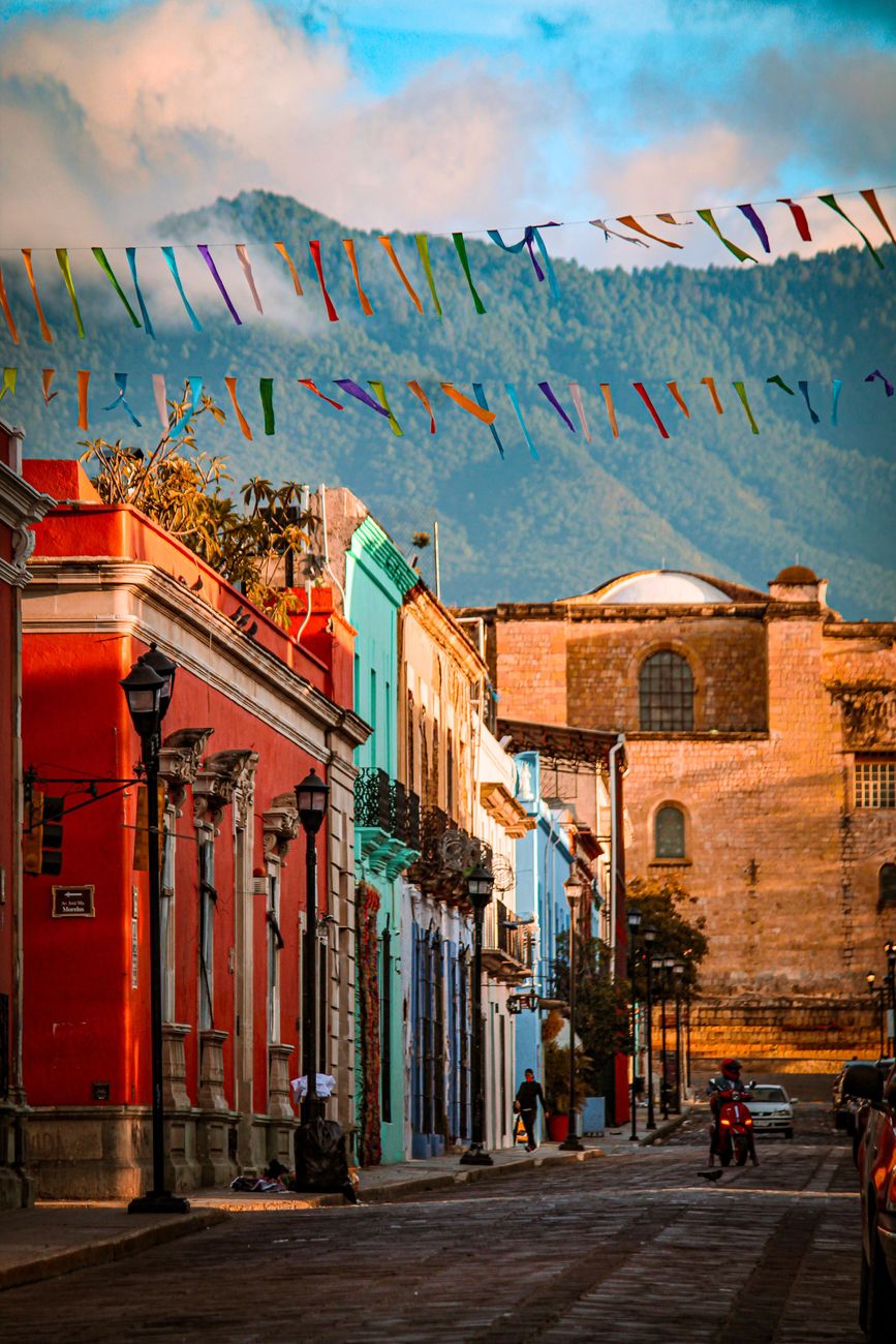 Calle pintoresca en un pueblo mágico de Oaxaca